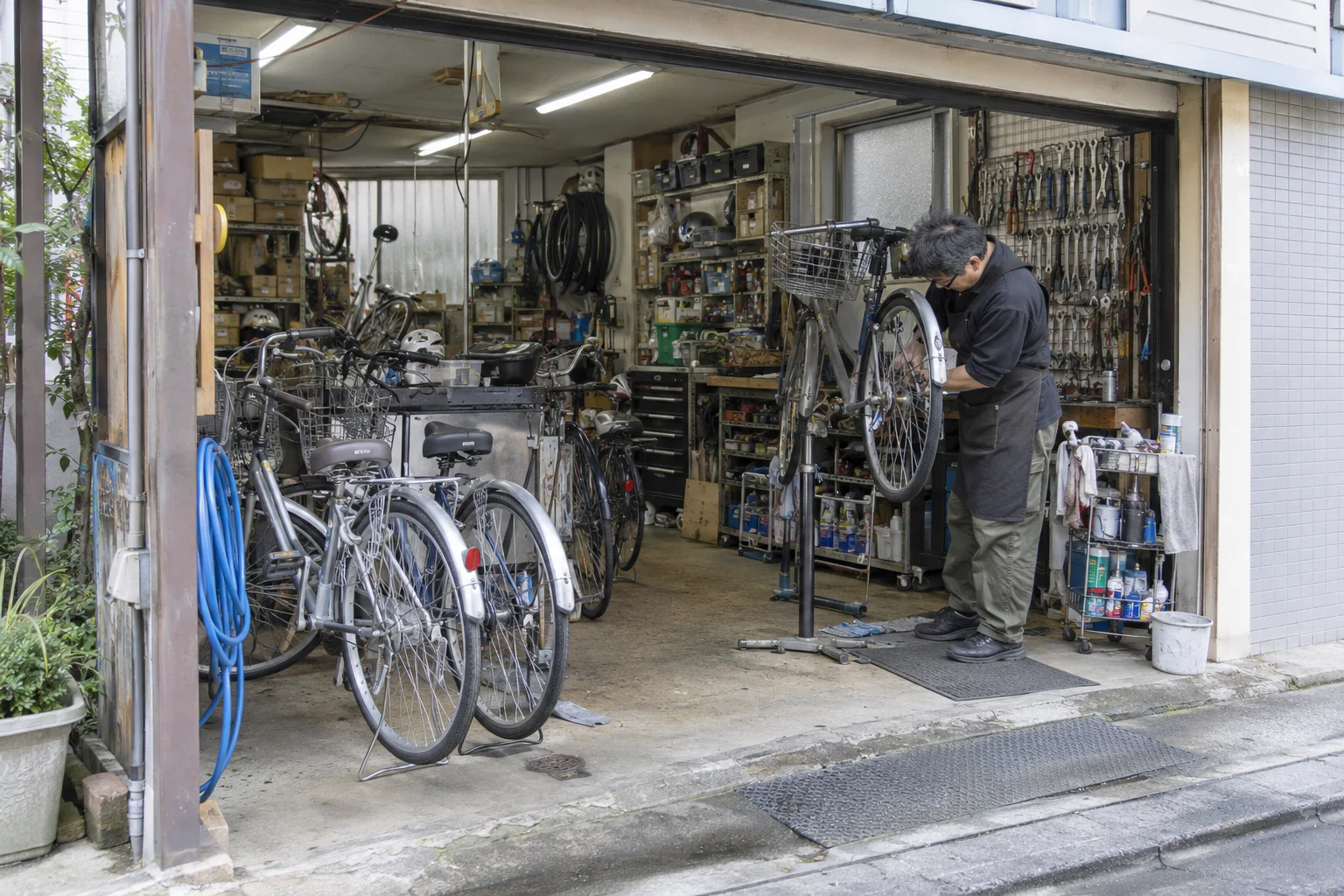 自転車修理の全景・利用場面を想定した生成画像。実在店舗・顧客ではありません。