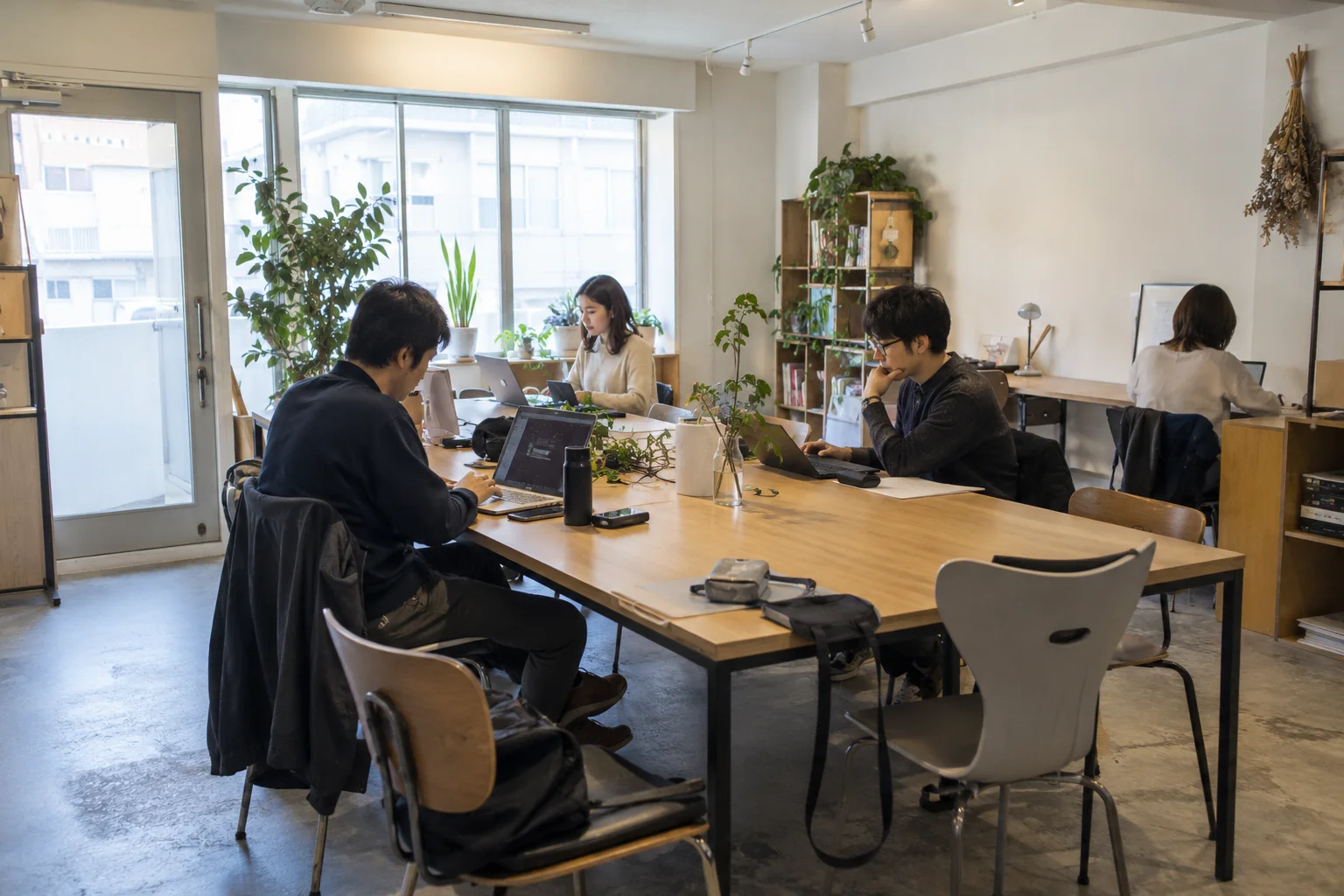 コワーキングの全景・利用場面を想定した生成画像。実在店舗・顧客ではありません。