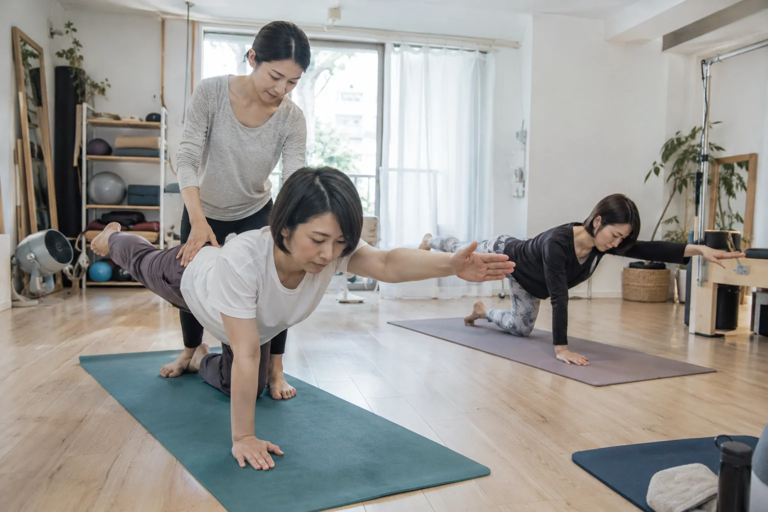 ピラティスの全景・利用場面を想定した生成画像。実在店舗・顧客ではありません。
